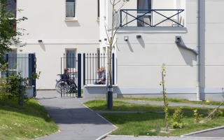 Image Conversation au soleil - Résidence pour personnes avec grandes dépendances motrices au Havre
