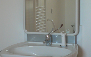 Image Salle de bain lavabo miroir intégré - Ti'Hameau La Souterraine 2014