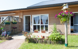 Image Jardin et entrée d'un appartement - Résidence pour personnes en situation de handicap moteur à Caen